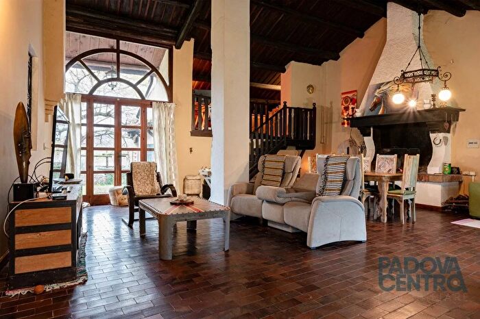 Casa con 10 locali in vendita in Via Pianzio Galzignano Terme, Galzignano Terme