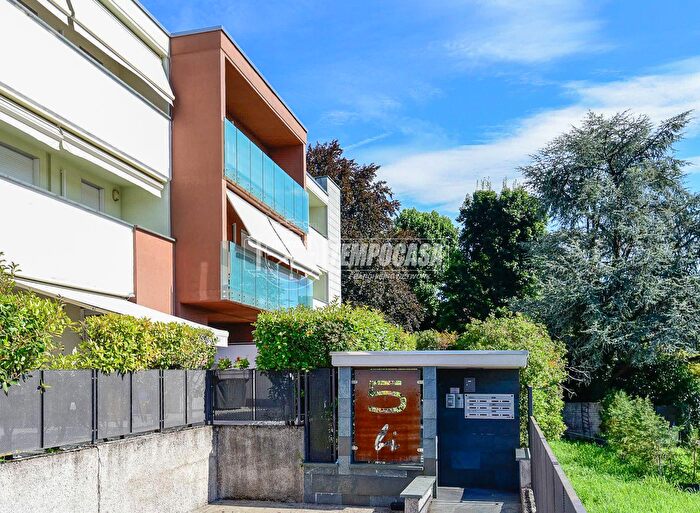 Appartamento con 5 locali in vendita in Via Africa, Cantu