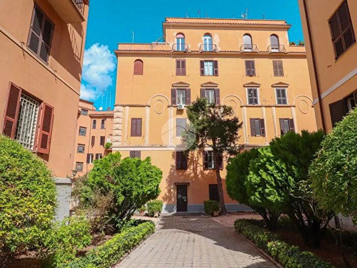 Appartamento trilocale in vendita in Via Oreste Regnoli, Roma
