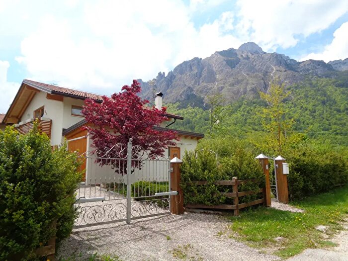 Casa quadrilocale in vendita in Frazione Frisanchi, Altopiano della Vigolana