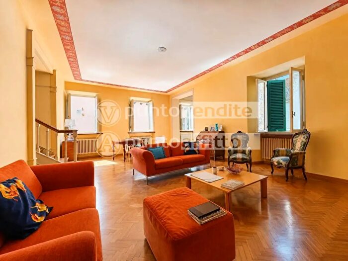 Appartamento con 7 locali in vendita in Lucca