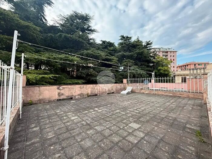 Appartamento con 6 locali in vendita in Via Montello, Genova