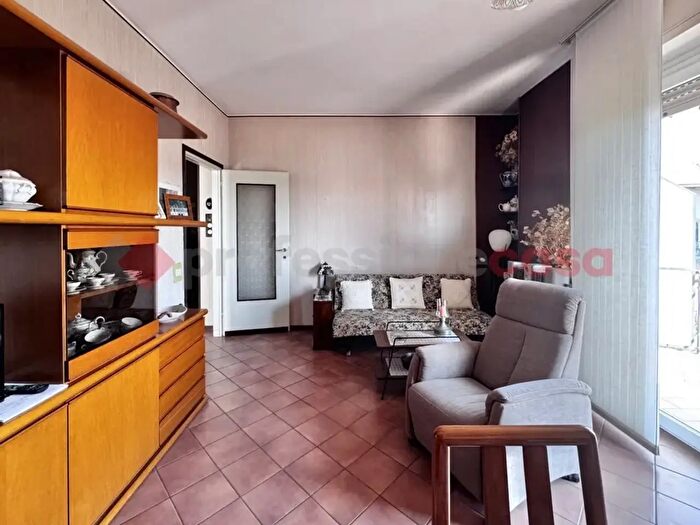 Appartamento trilocale in vendita in Via Montello, Arona