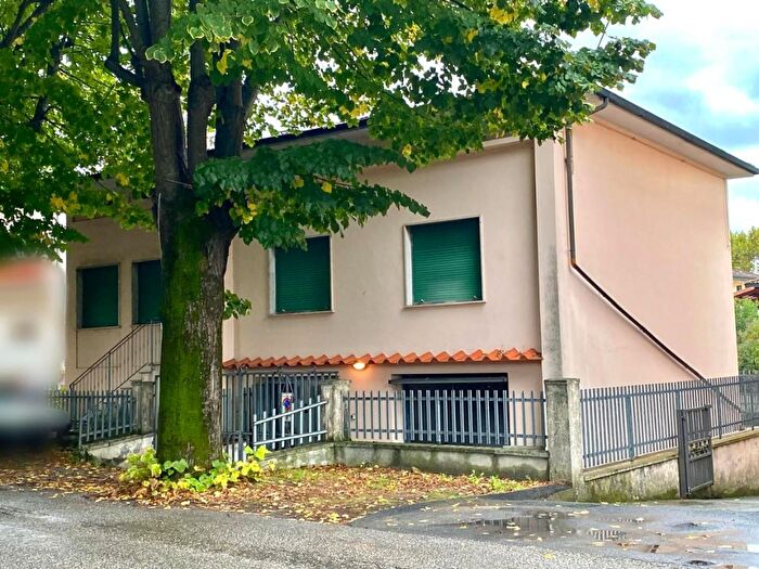 Casa con 6 locali in vendita in Santa Maria A Monte
