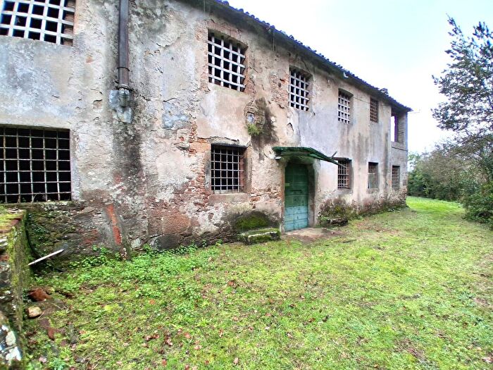 Casa con 8 locali in vendita in Capannori