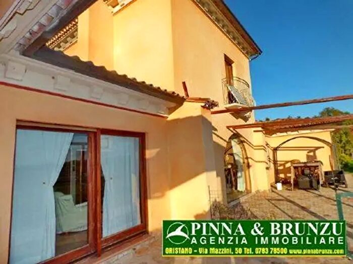 Casa con 9 locali in vendita in Santa Giusta