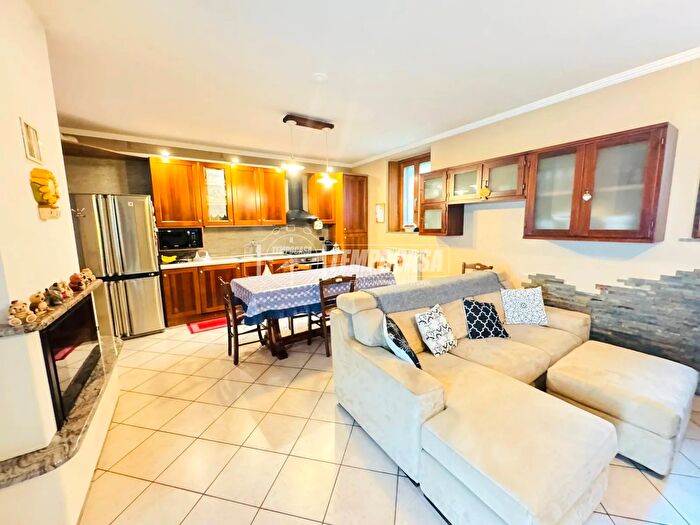 Casa trilocale in vendita in Montano Lucino