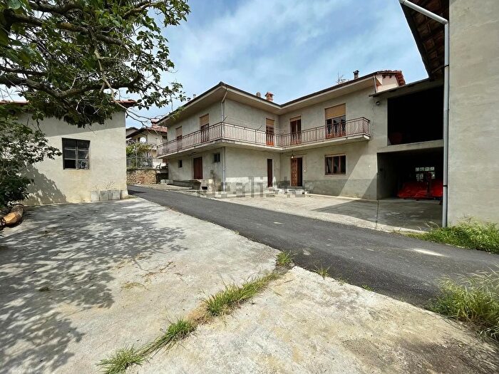 Casa con 12 locali in vendita in Vesime