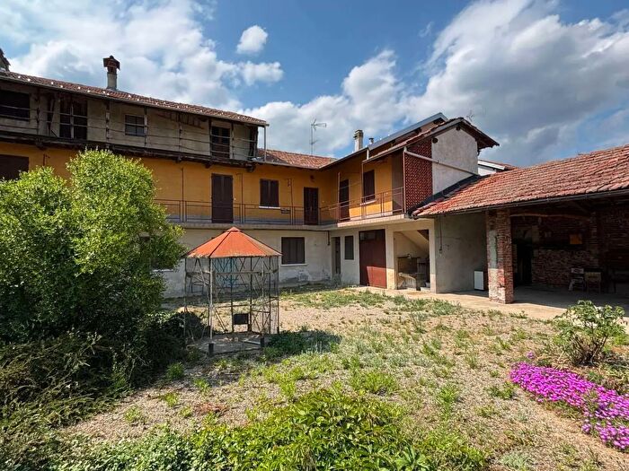 Casa con 8 locali in vendita in Via Nazionale, Briona