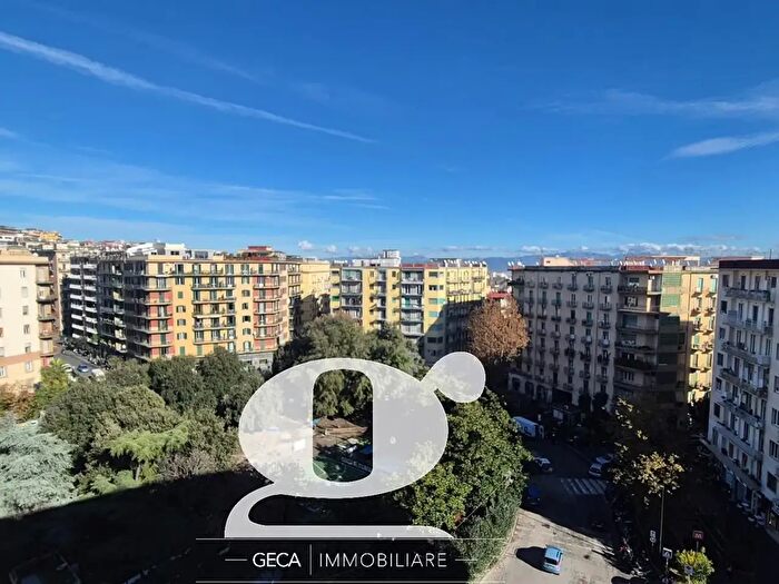Appartamento con 5 locali in affitto in Piazza Medaglie dOro, Napoli