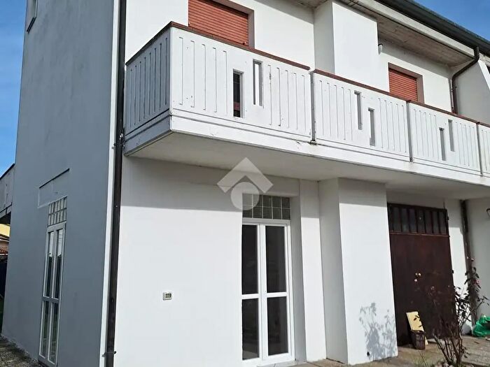 Casa con 10 locali in vendita in Via Cairoli, Bagnacavallo