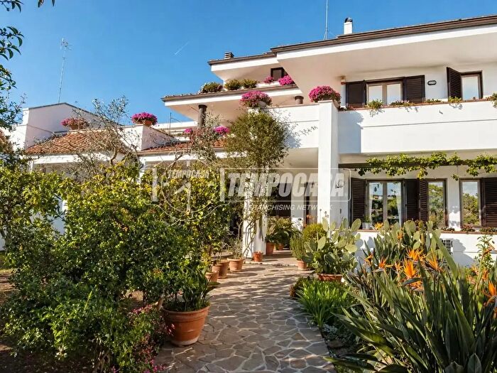Casa con 10 locali in vendita in Via Bruni Antonio B, Lecce