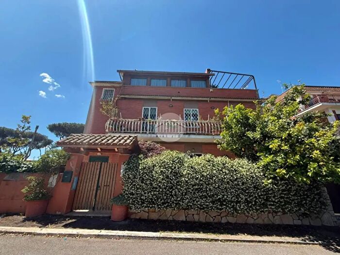 Appartamento con 5 locali in vendita in Via dei Minatori, Roma