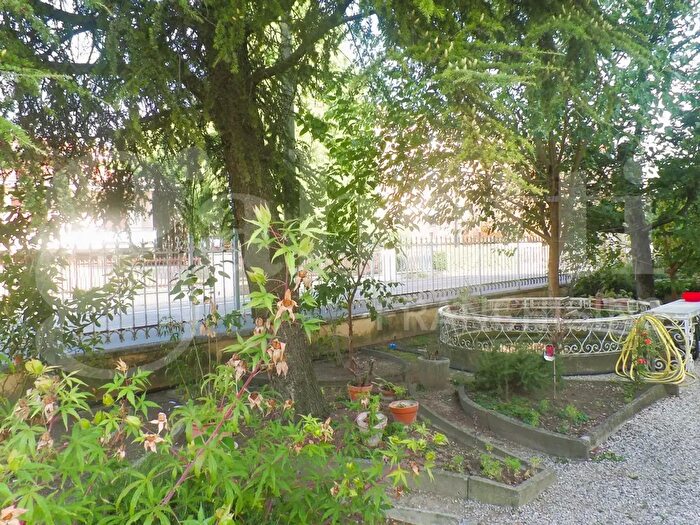 Appartamento con 6 locali in vendita in Via Volta, Cento