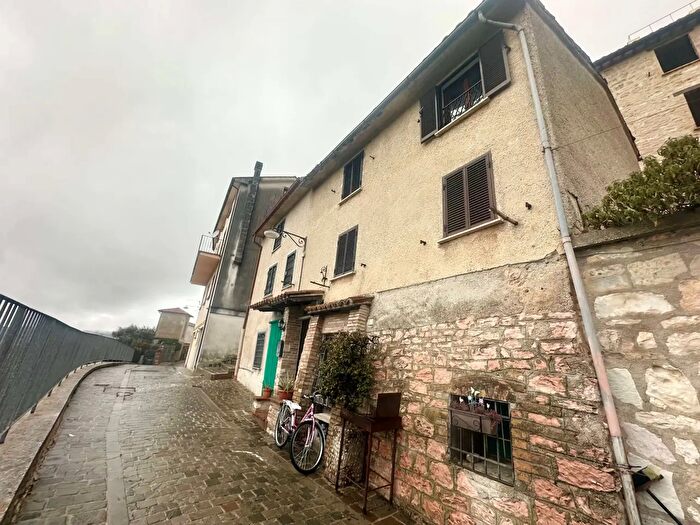 Casa con 6 locali in vendita in Via delle Mura, Gualdo Tadino