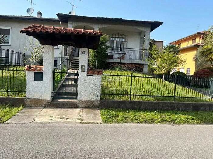 Casa trilocale in vendita in Via Giosuè Borsi, Besana In Brianza