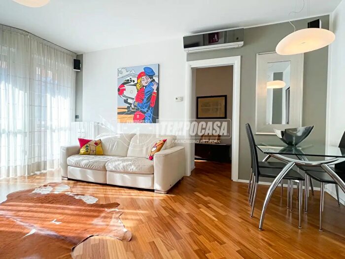 Appartamento quadrilocale in vendita in Via Caduti in Missione di Pace Imbert, Milano