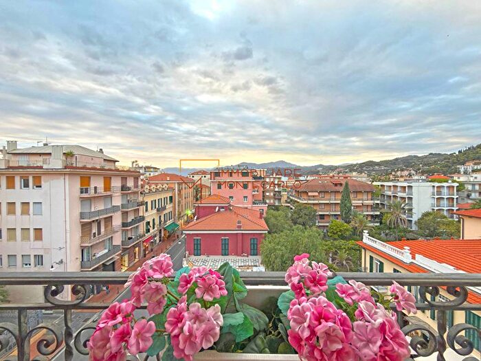 Casa bilocale in vendita in Piazza Ruffini, Centro, Bordighera