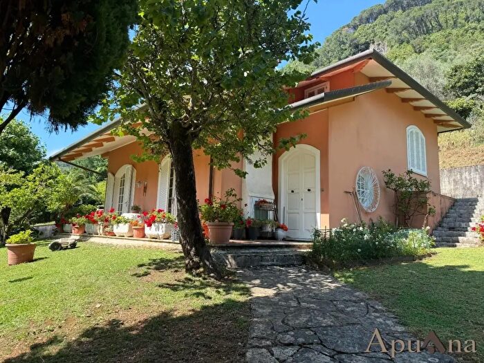 Casa quadrilocale in vendita in Massa