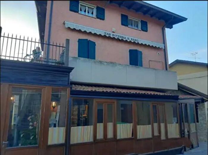 Casa con 6 locali in vendita in Via del Frassine, Ventasso