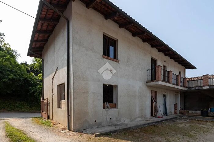 Casa con 8 locali in vendita in Via Garibaldi, Arignano