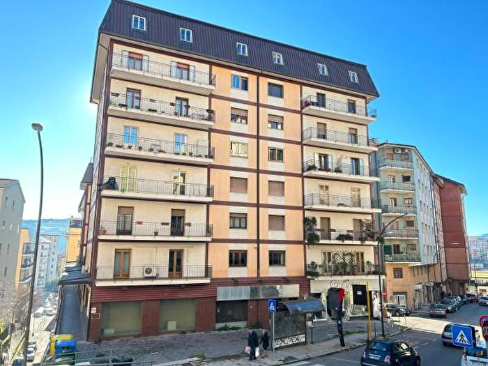 Appartamento con 6 locali in vendita in Viale Guglielmo Marconi, Potenza