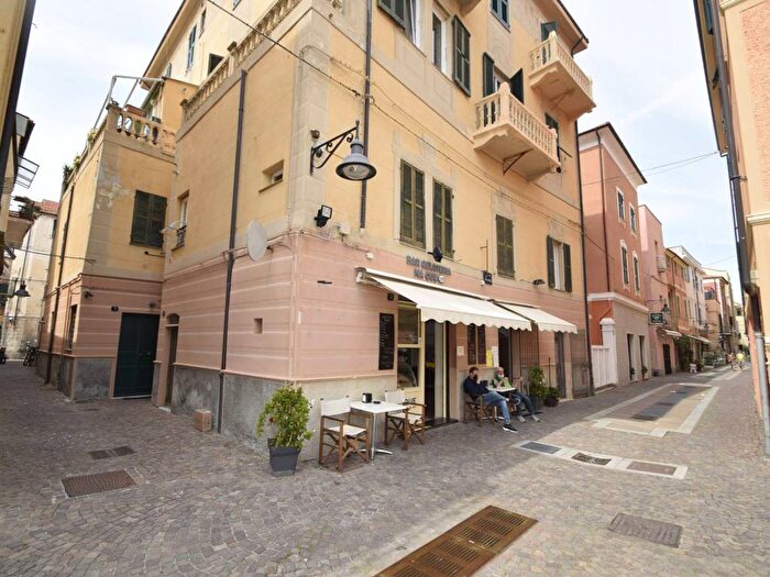 Appartamento trilocale in affitto in Vico Gioia Flavio, Spotorno