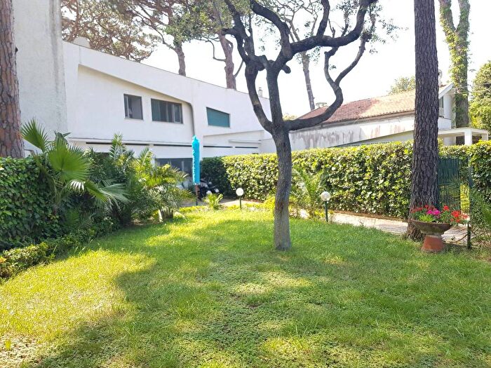 Casa con 5 locali in affitto in Via Forte dei Marmi, Fregene, Fiumicino