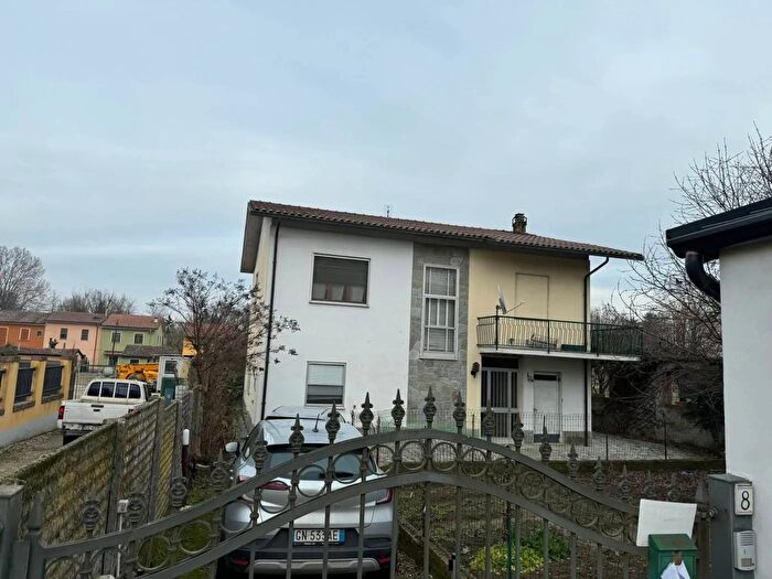 Casa quadrilocale in vendita in Via Circonvallazione Lomello, Lomello