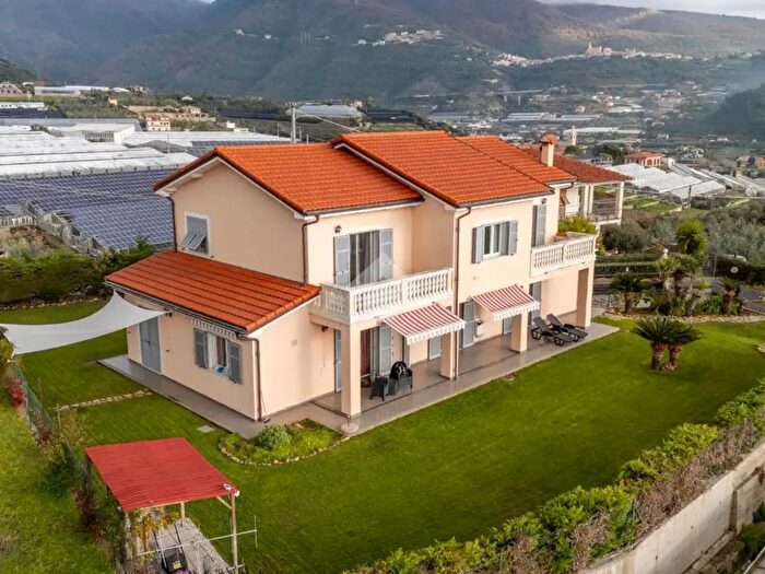 Casa con 6 locali in vendita in Regione Settemonti, Taggia