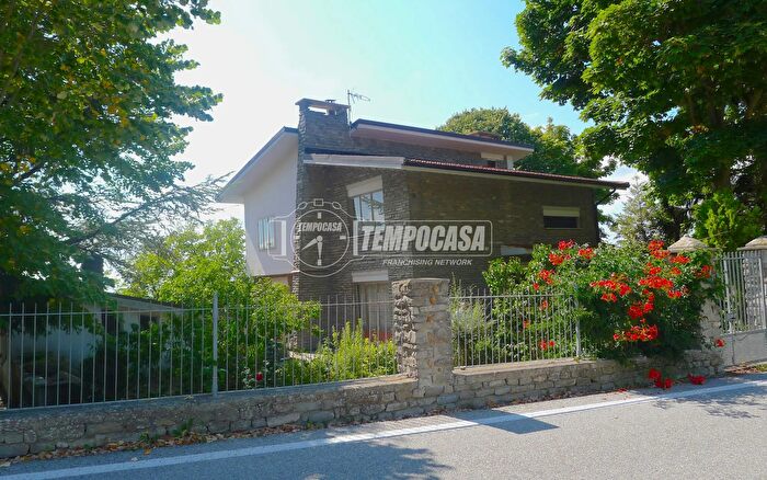 Casa con 10 locali in vendita in Mombarcaro