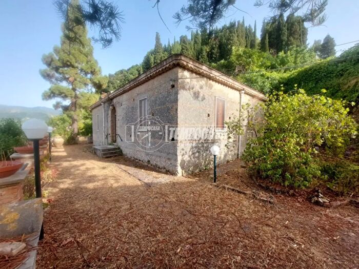 Casa con 6 locali in vendita in Via Stretto Fontana, Monforte San Giorgio