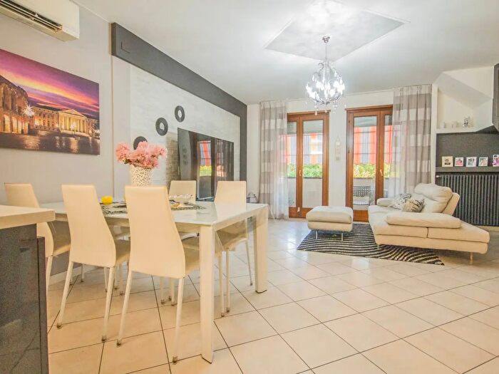 Appartamento con 5 locali in vendita in Via G B Zenati, Buttapietra