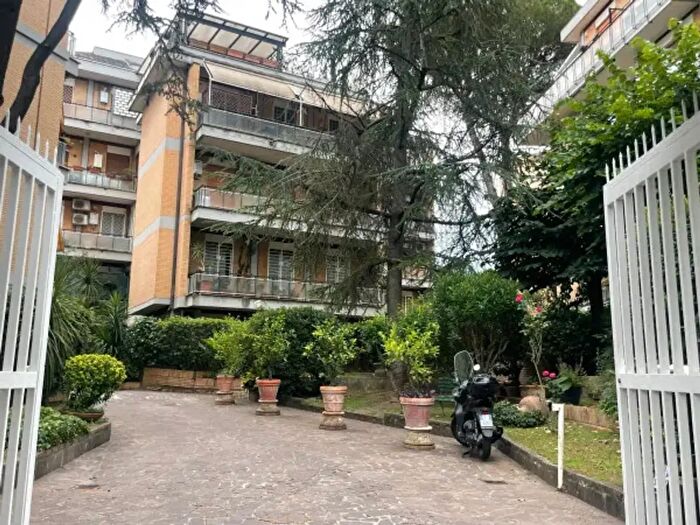 Appartamento trilocale in vendita in Via Monterosi, Roma