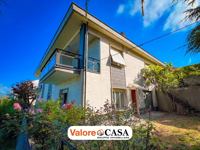 Casa con 9 locali in vendita in Roccaverano