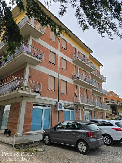 Appartamento con 5 locali in vendita in Via Trento, Castiglione Del Lago