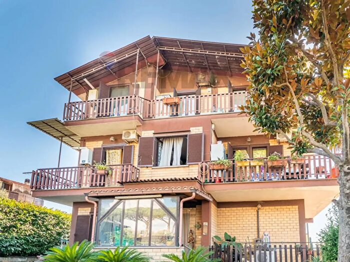 Casa con 8 locali in vendita in Roma