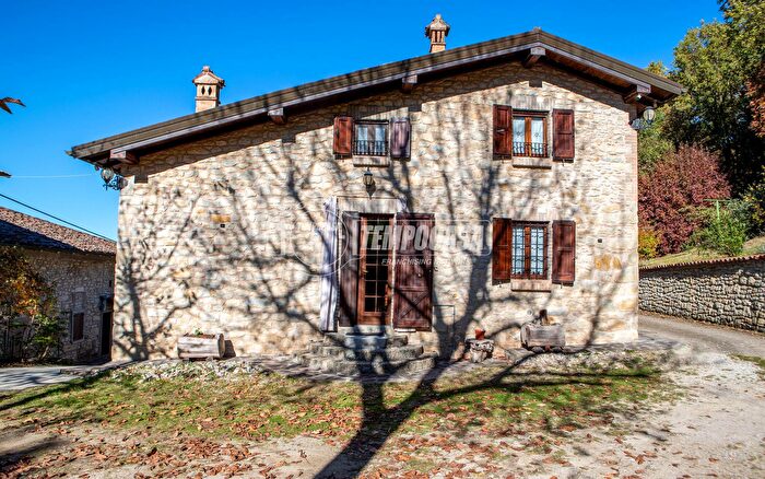 Casa con 7 locali in vendita in Vicolo Monticello, Zocca