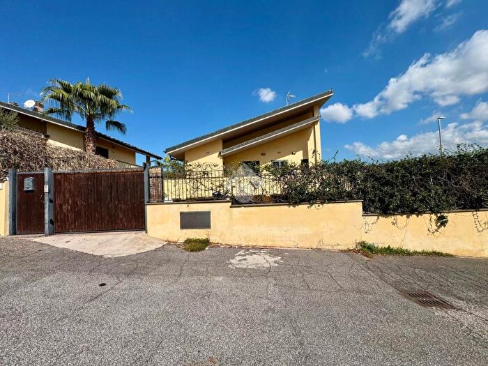 Casa con 6 locali in vendita in Via Quadrelle, Monte Migliore, Roma