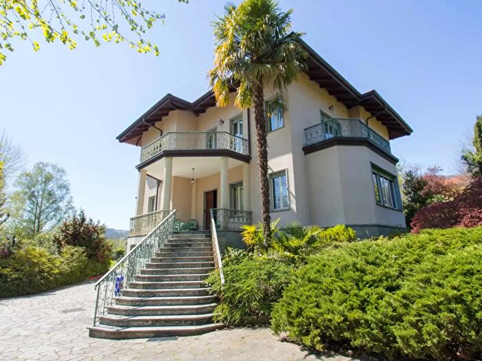 Casa con 10 locali in vendita in Via Cavour, Corio