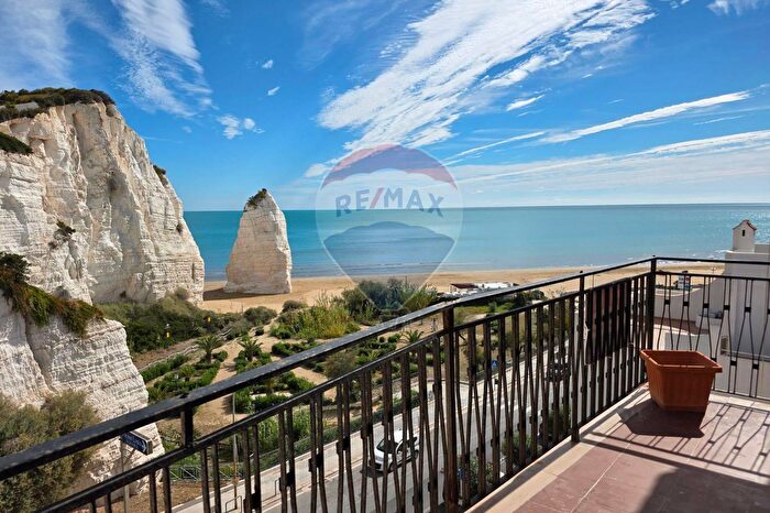Appartamento con 6 locali in vendita in Lungomare Enrico Mattei, Vieste