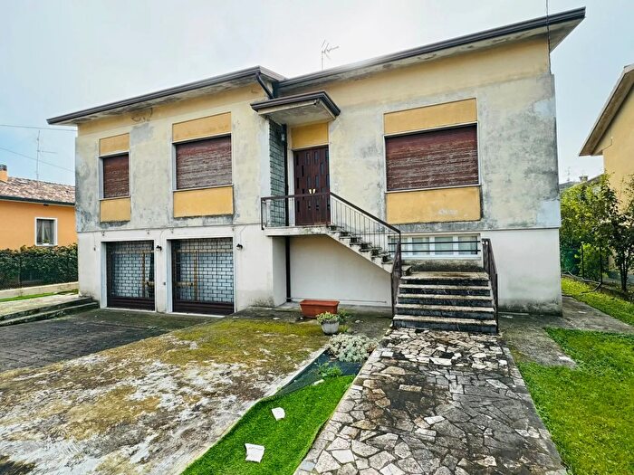 Casa con 5 locali in vendita in Enrico Fermi, Calvisano