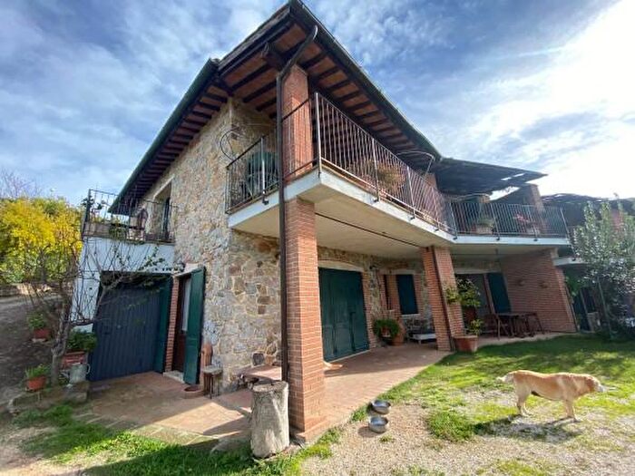 Casa con 6 locali in vendita in Manciano