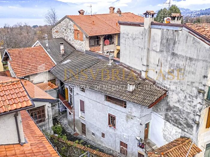 Casa bilocale in vendita in Castelveccana