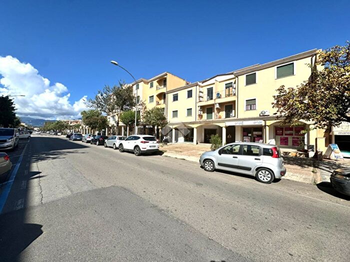 Appartamento trilocale in vendita in Via Monsignor Virgilio, Tortoli