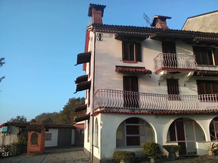 Casa con 5 locali in vendita in Morbello