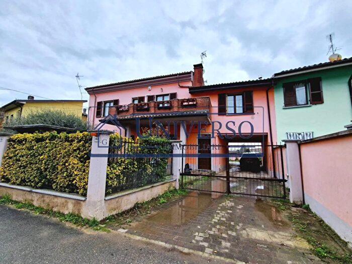 Casa con 5 locali in vendita in Via Fondoni Broni, Broni