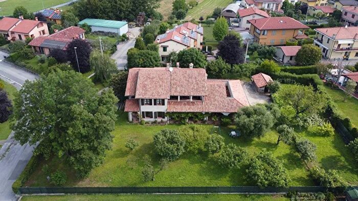 Casa con 10 locali in vendita in Via Marzo Cassago Brianza, Cassago Brianza