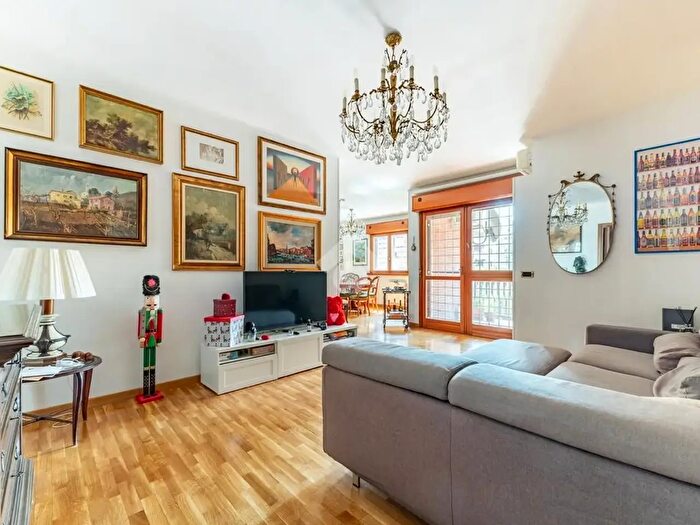 Appartamento quadrilocale in vendita in Viale della Grande Muraglia, Roma