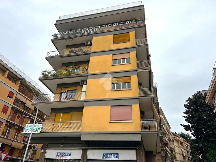 Appartamento trilocale in vendita in Via dei Crispolti, Roma